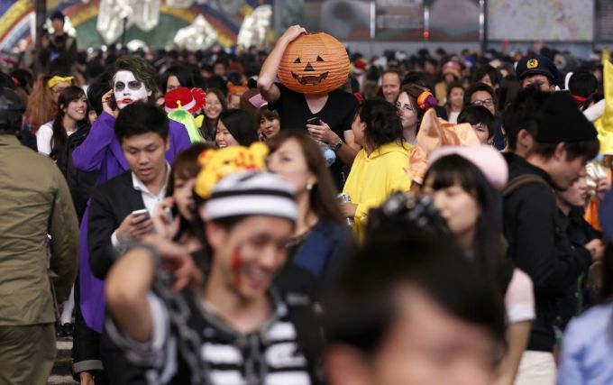 Một con đường ở Shibuya chật kín người dịp Halloween hồi trước dịch. Ảnh: CNN