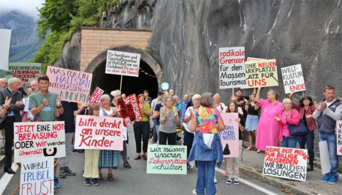 Dân làng Hallstatt biểu tình hồi tháng 8 để chống du lịch quá tải. Ảnh: AFP