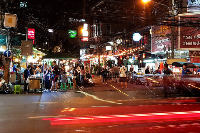 Chợ đêm Bangkok tràn ngập các quầy đồ ăn. Ảnh: Agoda